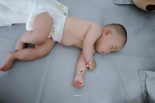 陇南三个月宝宝抬头不稳 陇南三个月宝宝抬头不稳